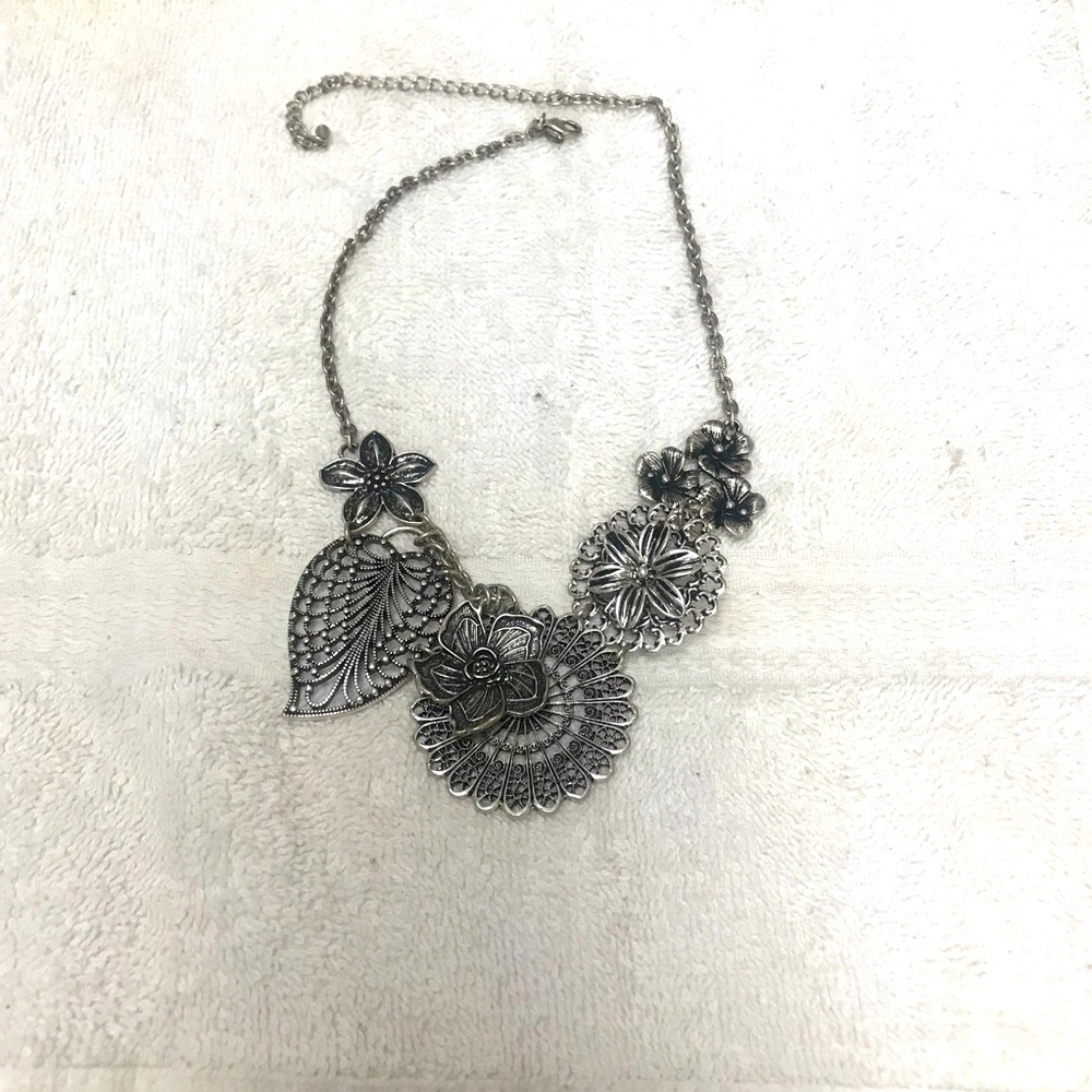 Silver flower 🌺 Premier design necklace!